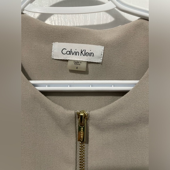 Sleeveless Tan dress with White detailing. Size 4 - Picture 4 of 4